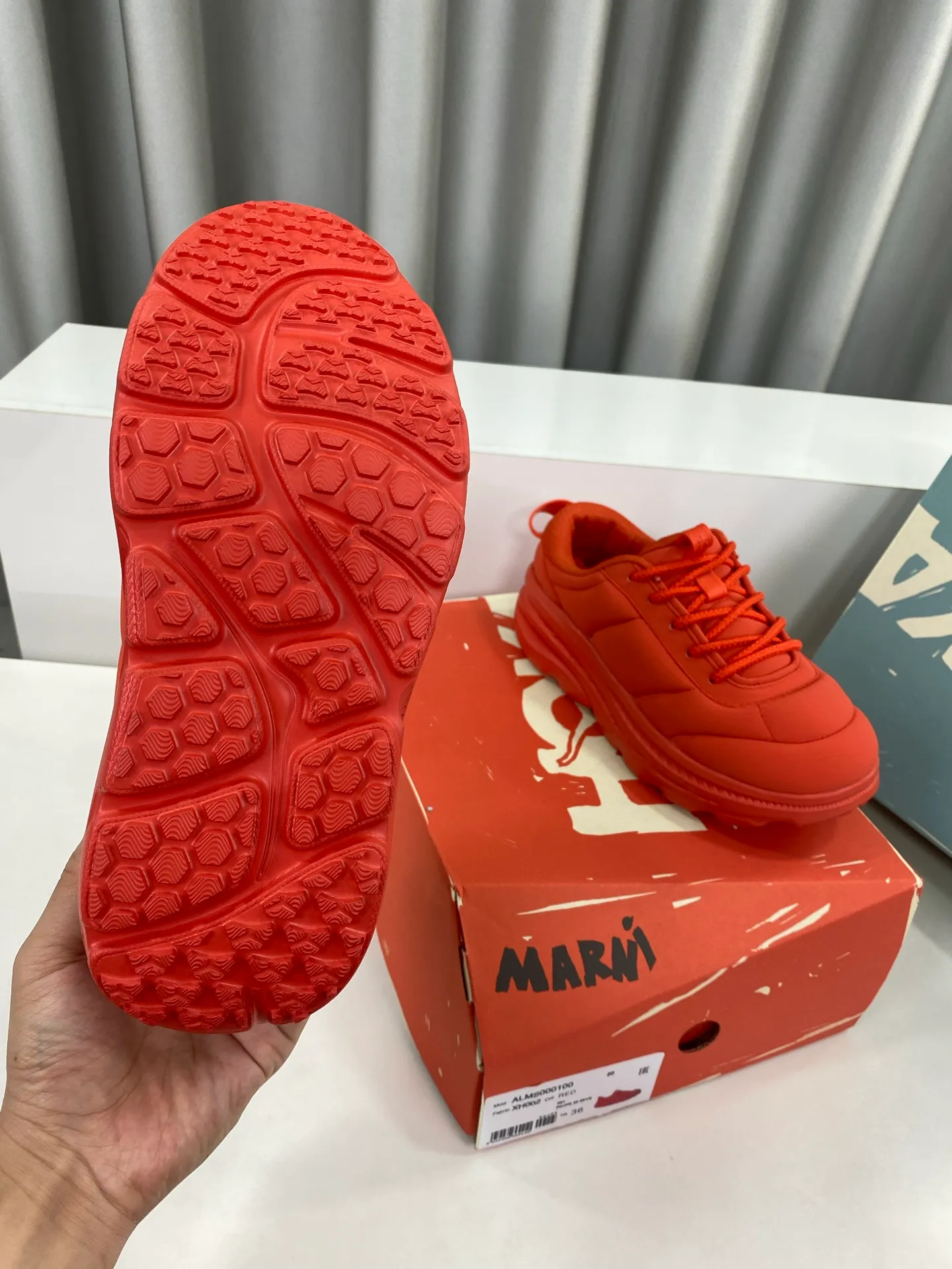 👟👟Ex-factory price 600👟👟 Marni✖️hoka co-branded 25ss sports, mountaineering and hiking bread shoes☑️ The BONDI series, designed in conjunction with the Italian luxury brand MARNI, has transformed into a more bold and unique design with its maximized cushioning performance. Known for its highly artistic designs and bold spirit that transcends established concepts, this collaboration combines highly cushioning foam with Japanese-made quilted upper materials for a modern interpretation. This is a pair that straddles the T stage and the street, and is the ultimate blend of high fashion and athleisure. ▪️Fabric: original customized nylon cloth ▪️Inner padding: breathable mesh ▪️Outsole: original customized open-molded ultra-light foam outsole ▪️Size: 35-40 (custom-made women’s size 40 is non-refundable)